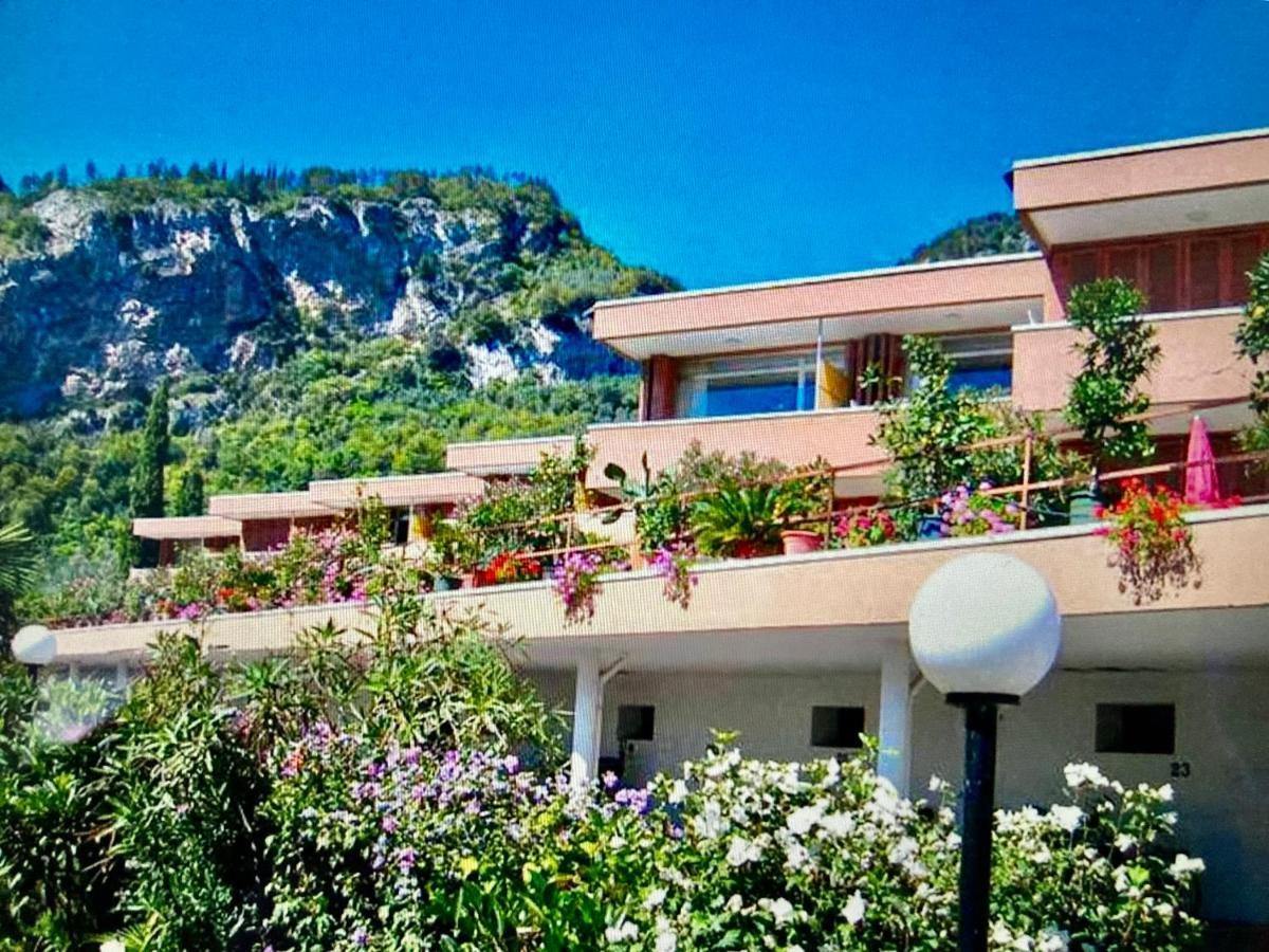 Appartamento Peppino Mit Seeblick Und Pool Riva del Garda Kültér fotó